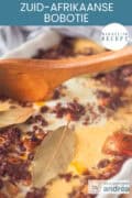 Een deel van een ovenschotel met bobotie met gehakt, appel en rozijn. Een tekst bovenin: makkelijk recept, zuid-afrikaanse bobotie