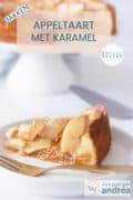 Een stuk appeltaart met toffee op een bord in de voorgrond. Bovenin een tekst: bakken, appeltaart met karamel, makkelijk recept