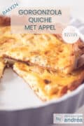 Een deel van een quiche met een punt van de gorgonzola appel quiche erop. Een tekst bovenin: gorgonzola appel quiche, bakken, makkelijk recept.