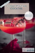 Een glas gevuld met malibu, passoa en sinaasappelsap op een donkere ondergrond. Een tekst bovenin: Halloween, Cosmopolitan Cocktail, makkelijk recept.