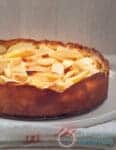 Een heerlijke appeltaart op een wit bord met een theedoek