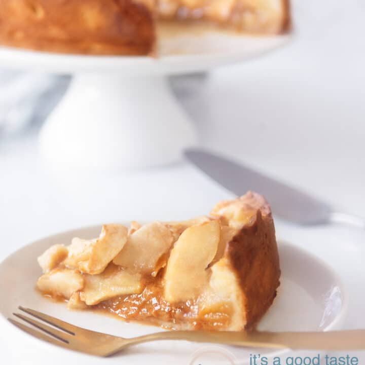 Een heerlijke appeltaart op een wit bord met een theedoek