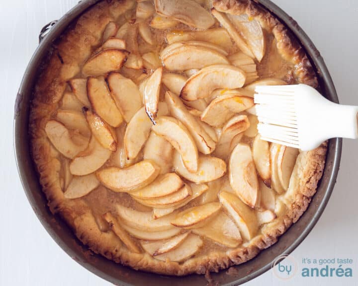 Een springvorm gevuld met een appeltaart met dulce de leche. Bestreken met warme abrikozenjam.