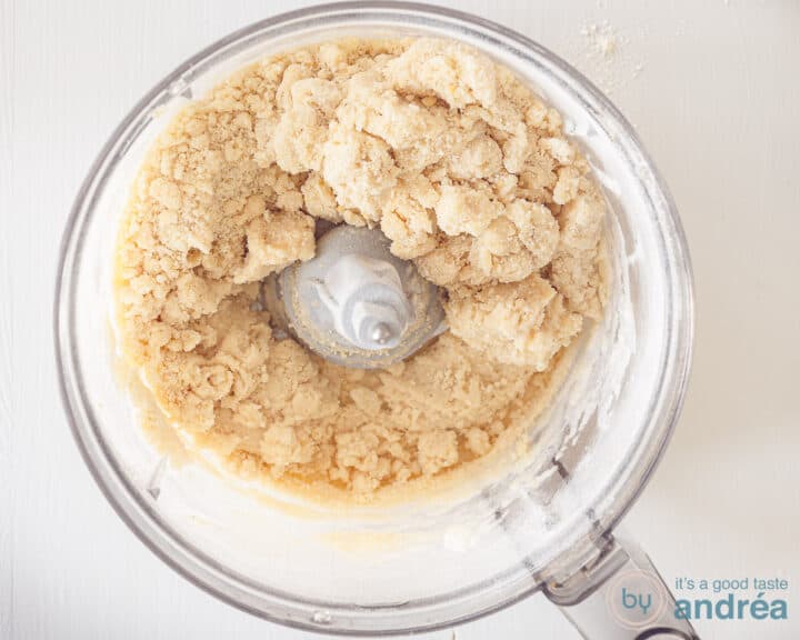 Kruimelig deeg in de bak van de foodprocessor