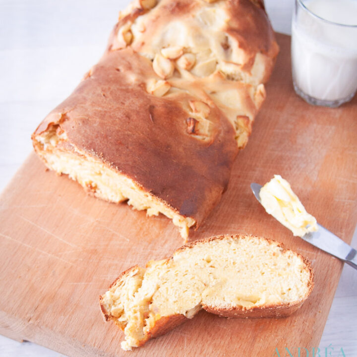 Een appelbrood op een snijplank, gesneden met wat boter