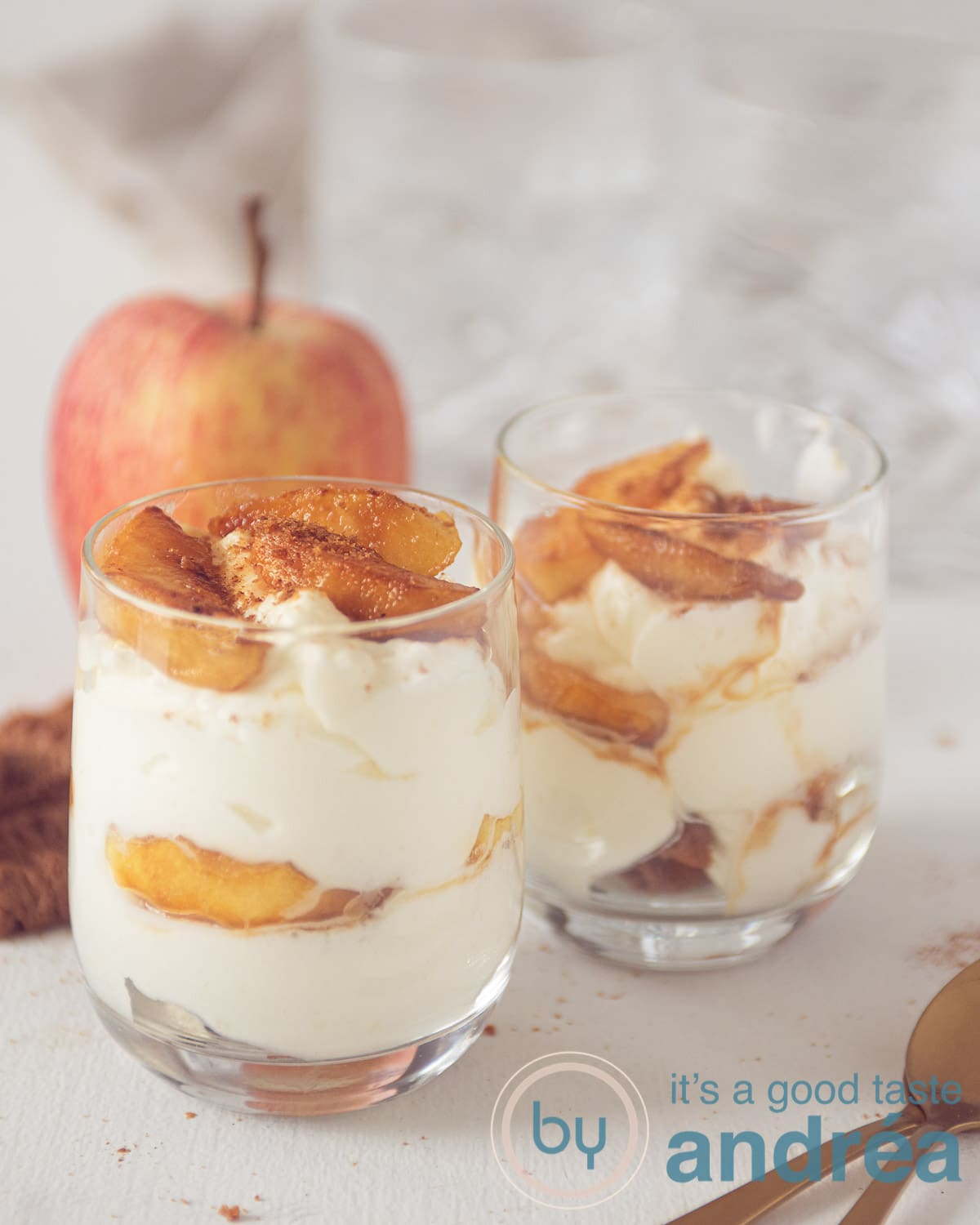 two glasses with apple pie on a wooden plate