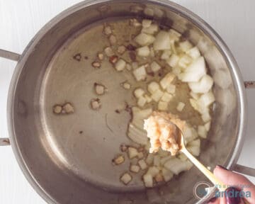 Een basis van ui en knoflook wordt in de pan gebakken.