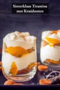Twee glazen schuin achter elkaar met tiramisu met pepernoten en mandarijn. Een tekst: Sinterklaas tiramisu met kruidnoten