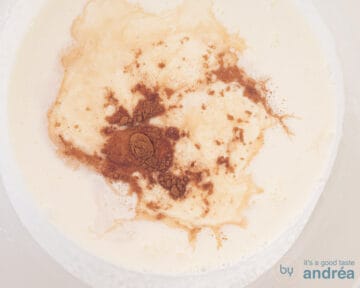 Meng kruiden met room en suiker in een glazen kom.