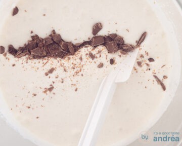 Meng de daim chocola door het slagroom mengsel met een witte spatel.