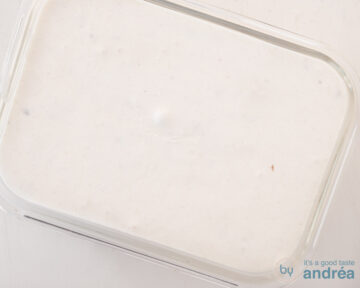 Het ijs is in een glazen diepvriesbak gegoten.