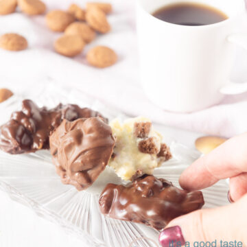 3 soorten chocolade pepernoten flikken met pepernoten op een witte ondergrond en 1 kopje koffie