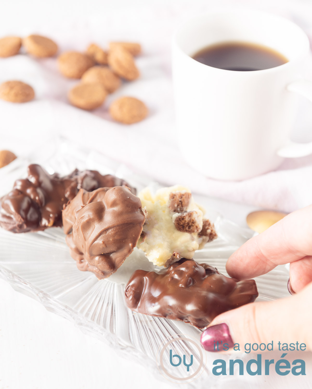 3 soorten chocolade pepernoten flikken met pepernoten op een witte ondergrond en 1 kopje koffie