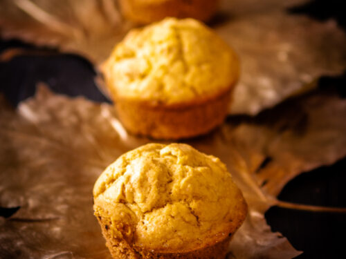 3 mais muffins op een rij op gouden blaadjes