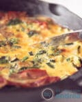 Een pan met Frittata met courgette, spinazie en Parmaham