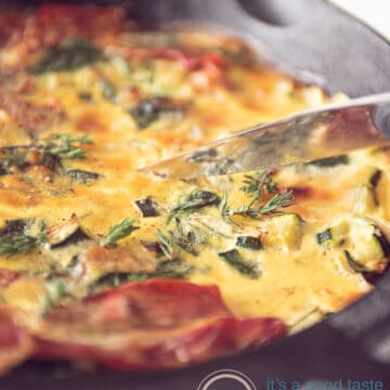 Een pan met Frittata met courgette, spinazie en Parmaham