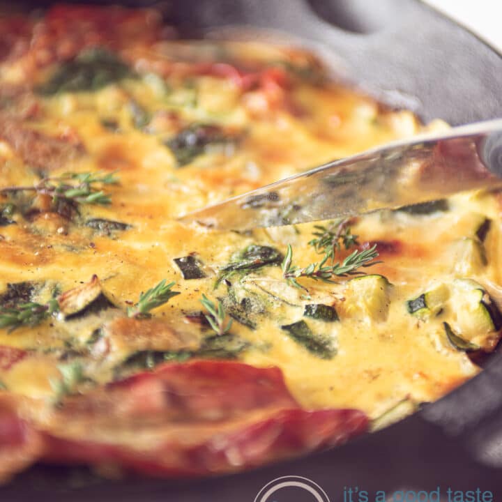 Een pan met Frittata met courgette, spinazie en Parmaham