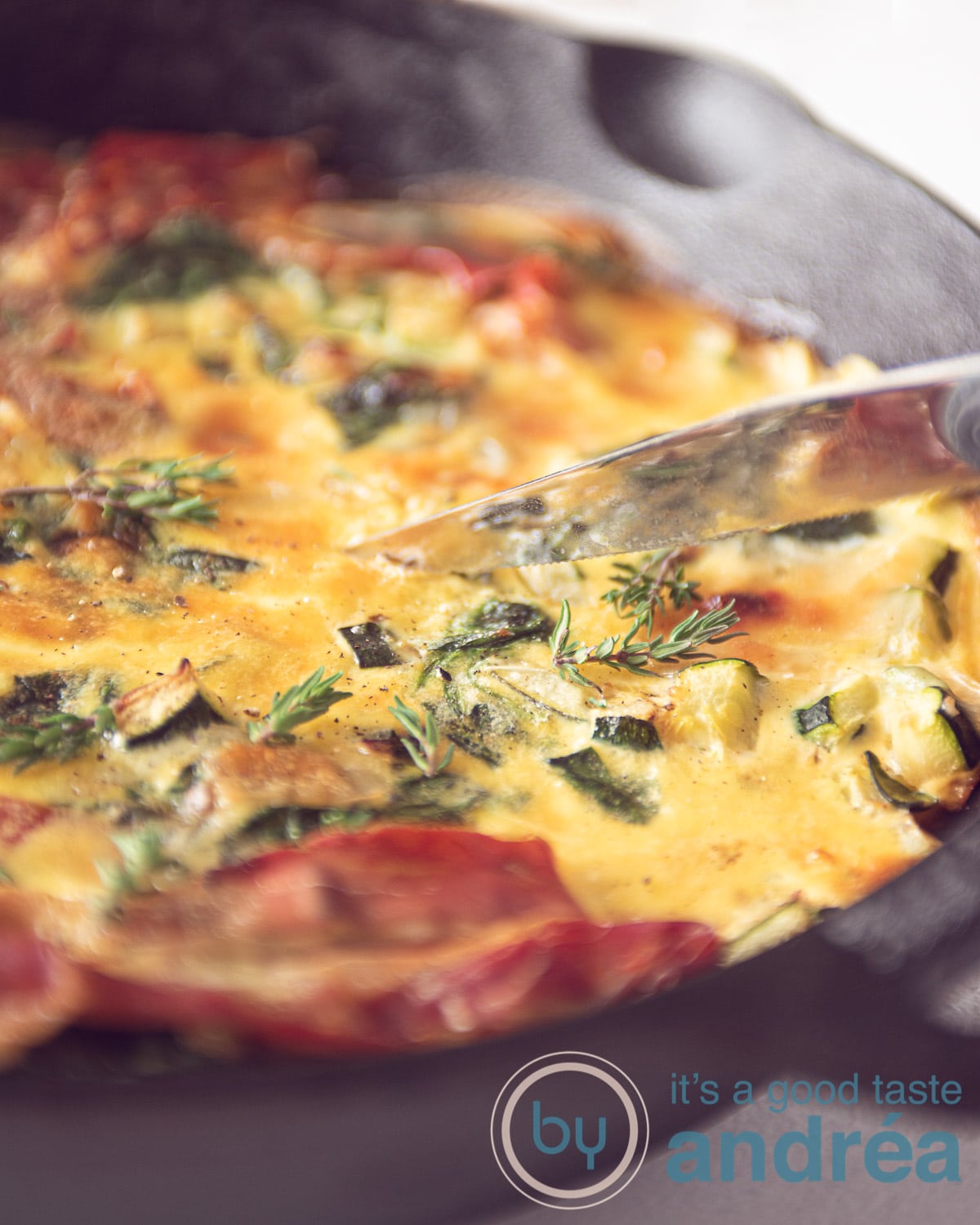 Een pan met Frittata met courgette, spinazie en Parmaham