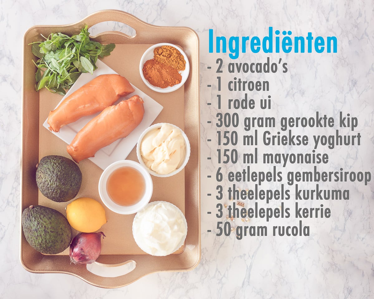 Ingrediënten Salade met gerookte kip en avocado - voorgerecht op een gouden dienblad, rechts een tekst overzicht van de ingrediënten