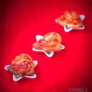 3 mini pizza's op een rood doek