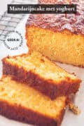 Een deel van een mandarijncake waar plakjes afgesneden zijn. Een tekst bovenin: mandarijncake met yoghurt.