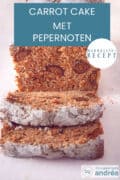 Een cake op een witte ondergrond met pepernoten. Twee plakjes eraf gesneden. Tekst: Carrot cake met pepernoten, makkelijk recept.