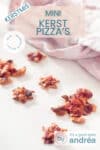 Een witte ondergrond met kerstpizza's mini. Bovenin een tekstoverlay: mini kerst pizza's, kerstmis, makkelijk recept, kerstmis