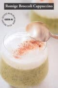Een glas broccoli soep met een romige cappuccinolaag en een tekst bovenin: romige broccoli cappuccino