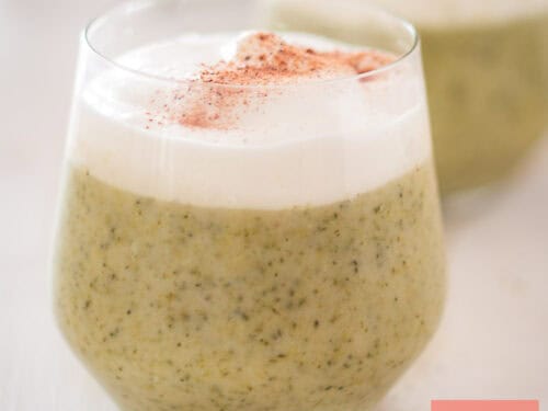 Een vierkante foto met Feestelijke Broccoli Cappuccino. met room