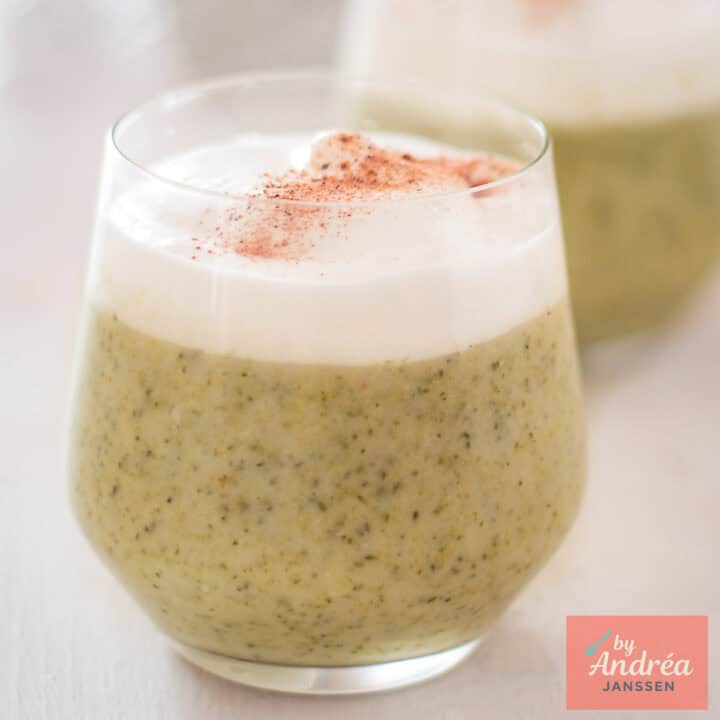 Een vierkante foto met Feestelijke Broccoli Cappuccino. met room