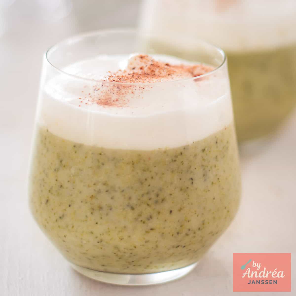 Een vierkante foto met Feestelijke Broccoli Cappuccino. met room