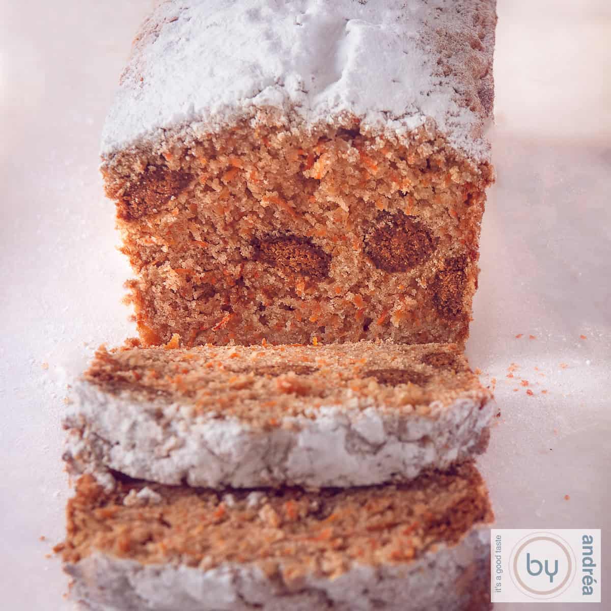 Een vierkante foto met een wortelcake gevuld met pepernoten.
