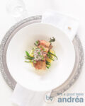 bord met hertenbiefstuk, haricots verts en aardappelpuree