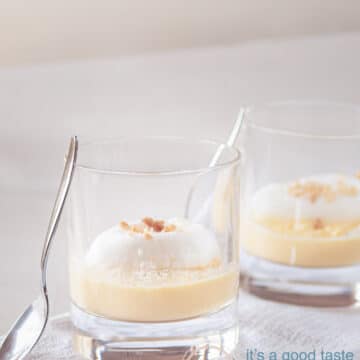 Twee glazen met Oeufs a la neige
