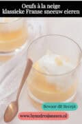 Twee glazen met vanillesaus en sneeuw ei. Een tekst bovenin: Oeufs a la neige - klassieke Franse sneeuw eieren