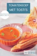 Een hoogtefoto met een roze bord met een kom tomatensoep, een tosti met gesmolten kaas ligt ernaast. Een tekst bovenin: makkelijk recept, tomatensoep met tosti's
