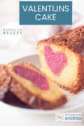 Een cake met een afgesneden stuk waardoor een hartje zichtbaar is. Een tekst bovenin: makkelijk recept, valentijnscake
