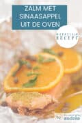 Een pakketje met zalm, sinaasappel, pesto en kappertjes. Een tekst: Makkelijk recept, zalm met sinaasappel uit de oven