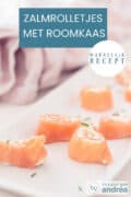 Een deel van een lange schaal met rolletjes met zalm gevuld met roomkaas. Een tekst: makkelijk recept, zalmrolletjes met roomkaas