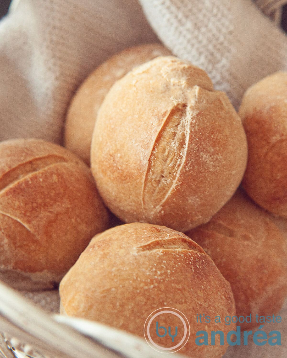 Een mand vol volkoren rogge bolletjes