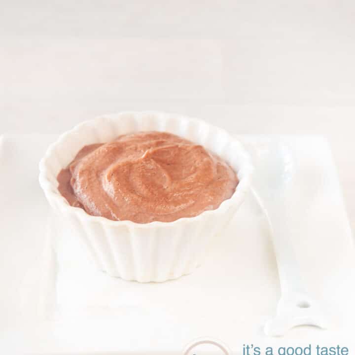 kommetje met Slanke chocolade mousse met ricotta