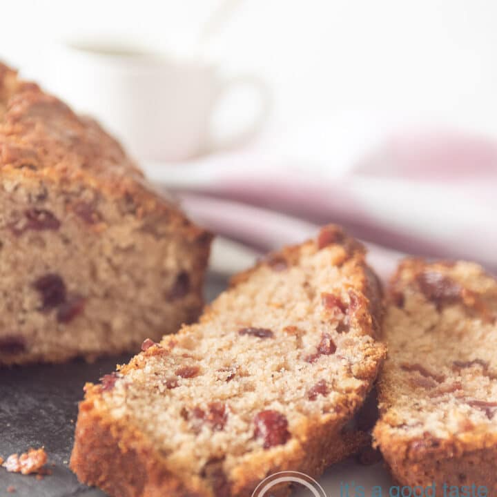 Een cake op een schaal waar twee plakjes vanaf zijn gesneden