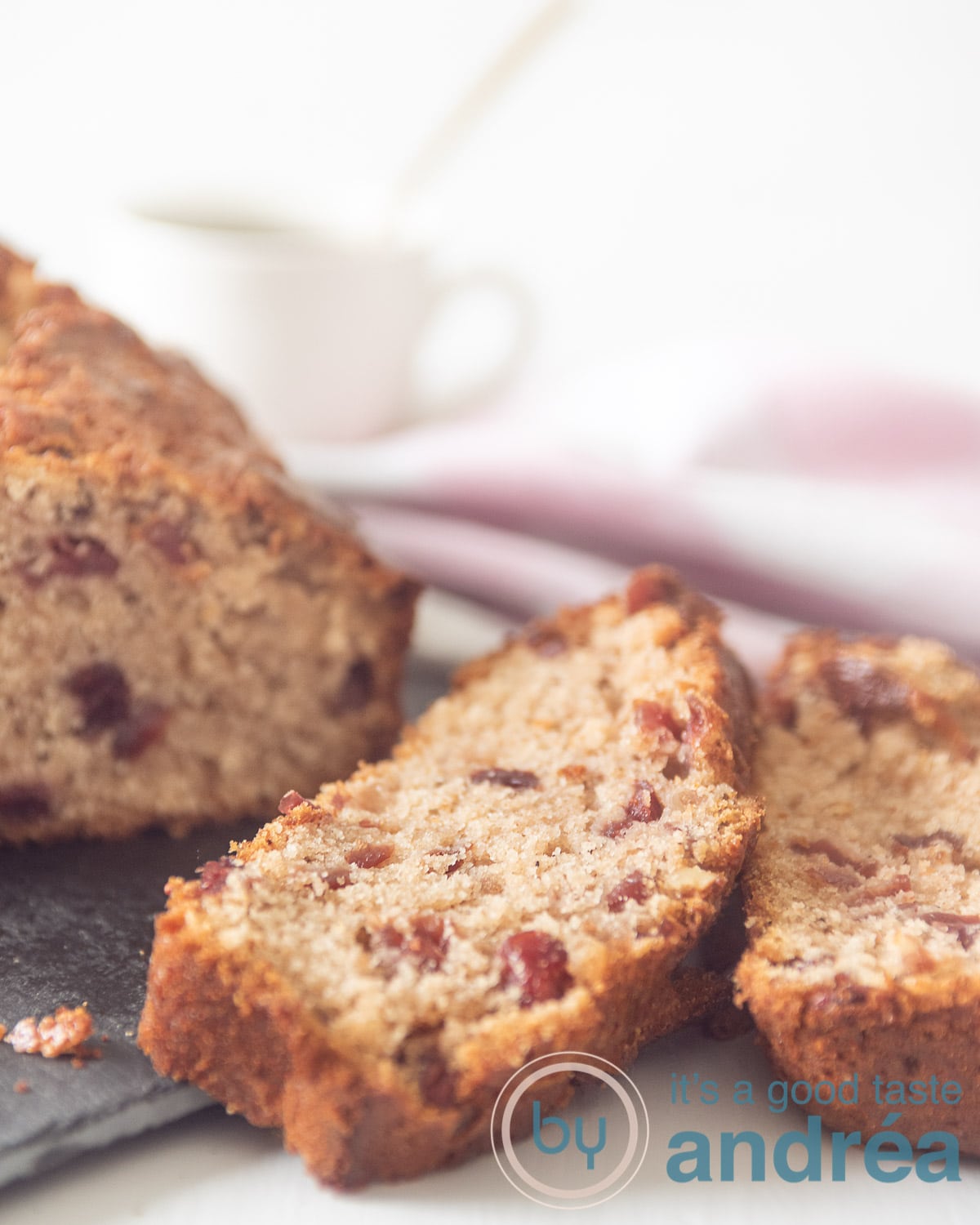 Een cake op een schaal waar twee plakjes vanaf zijn gesneden