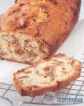 Stroopwafel cake met een plakje van de cake gesneden