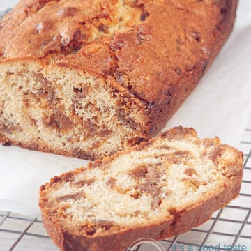 Stroopwafel cake met een plakje van de cake gesneden