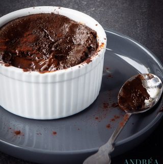 Een ramekin met een. Chocolade puddinkjes met vloeibaar hart