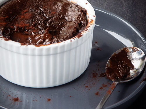 Een ramekin met een. Chocolade puddinkjes met vloeibaar hart