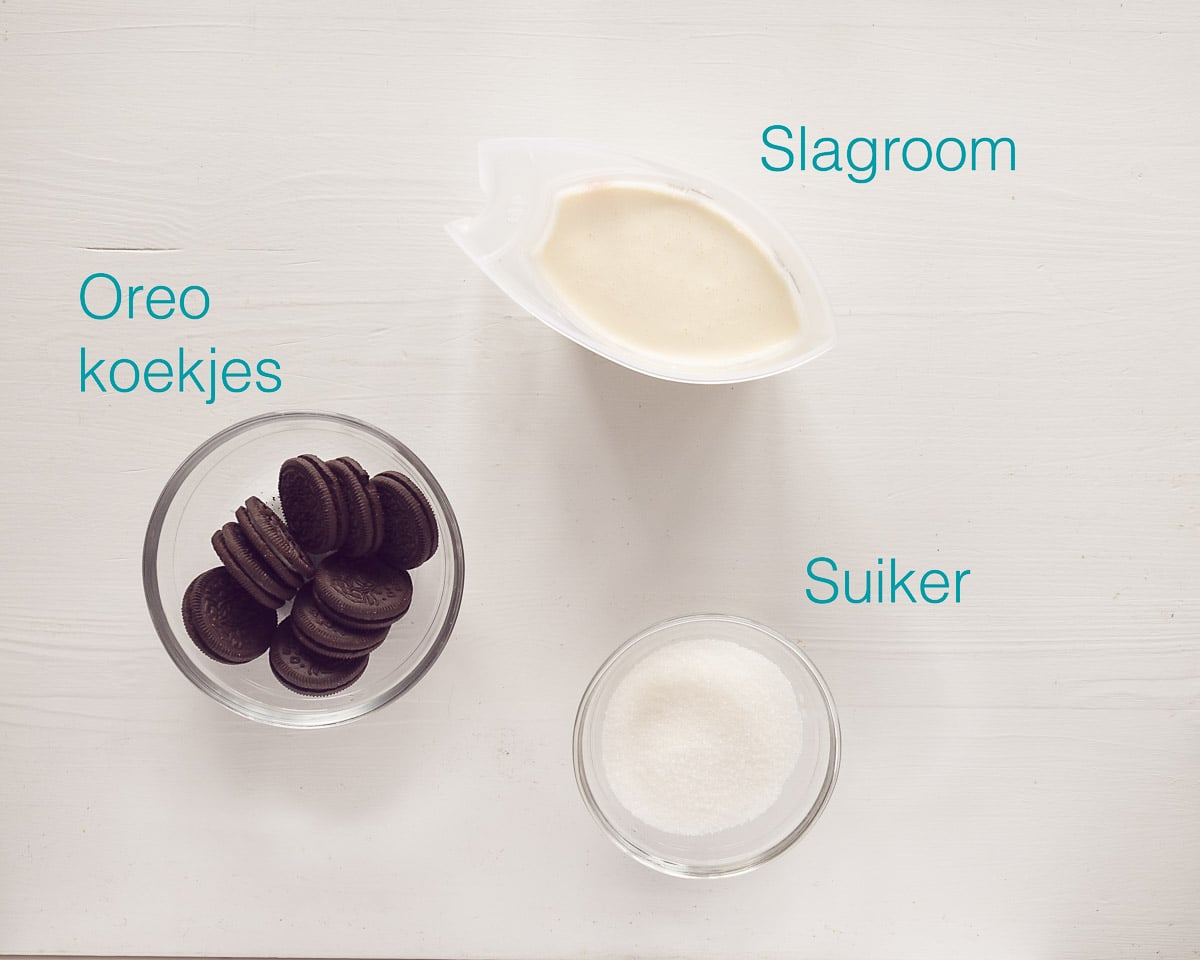 Ingrediënten Oreo Ijs op een witte ondergrond met een text overlay die de ingrediënten beschrijft