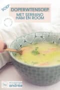 Een groene kom gevuld met doperwtensoep, ham en bieslook. Bovenin een tekstoverlay: Doperwtensoep met Serranoham en room, soep, makkelijk recept, snel