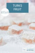 Een witte ondergrond met daarop blokjes Turks Fruit met Sinaasappel en walnoten. Een tekst bovenin: makkelijk recept, Turks Fruit